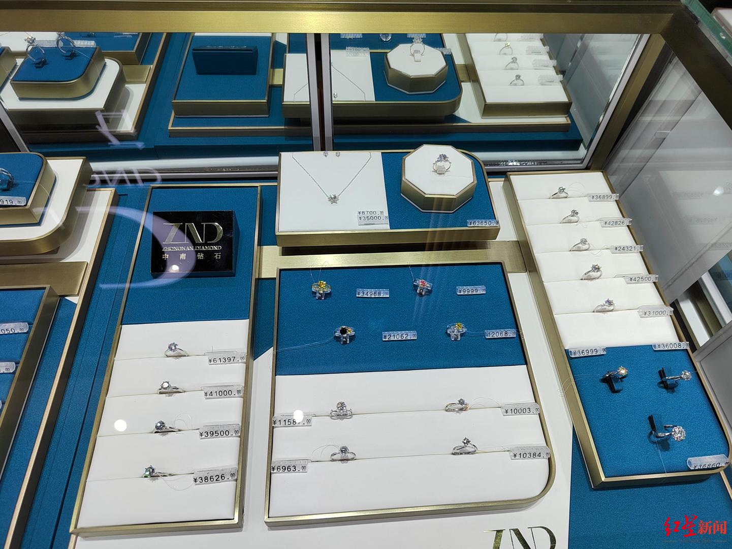 ↑销售人造钻石的郑州中南钻石店展示的不同款式钻戒