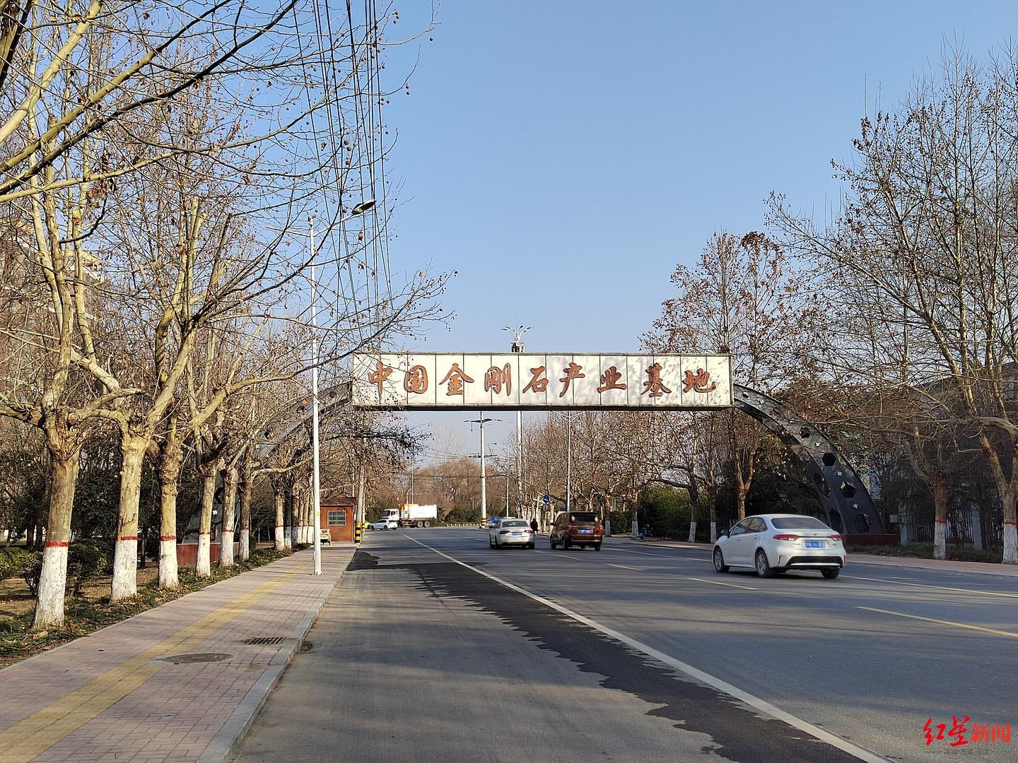 ↑柘城县工业园“金刚石产业基地”标识