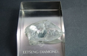 莱索托王国“Letšeng”矿中开采出一枚122克拉的D色IIa型毛坯钻石