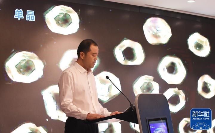 柘城县委书记王景宇在2023金刚石产业大会商丘专场活动上发布“钻石之都”产业蓝图。