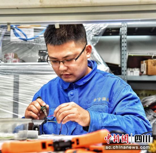 工作在培育人造钻石。成都华宇微波 供图