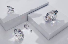 十二月，天然钻石价格小幅回升，0.50克拉涨势迅猛