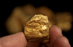 2025 年贵金属创 40 余年最佳年度表现 年末黄金白银价格震荡回调