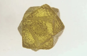 GIA 在天然钻石中检测到罕见贯穿双晶现象